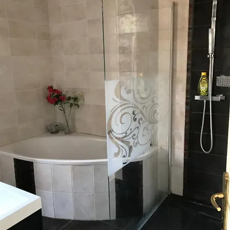 לינה וארוחת בוקר Gaby-chambres 4*